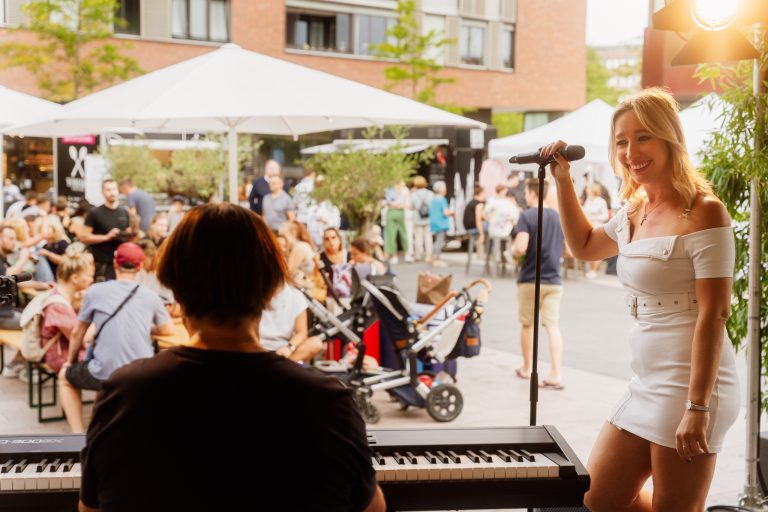 SummerBeats HafenCity: Hamburg feiert den Sommer mit Musik, Streetfood und Weinen aus aller Welt